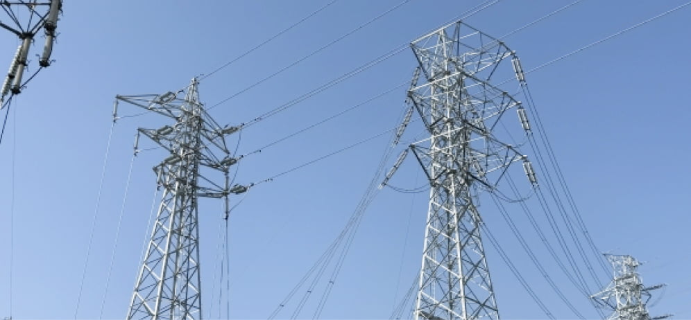 送電網の鉄塔と青空