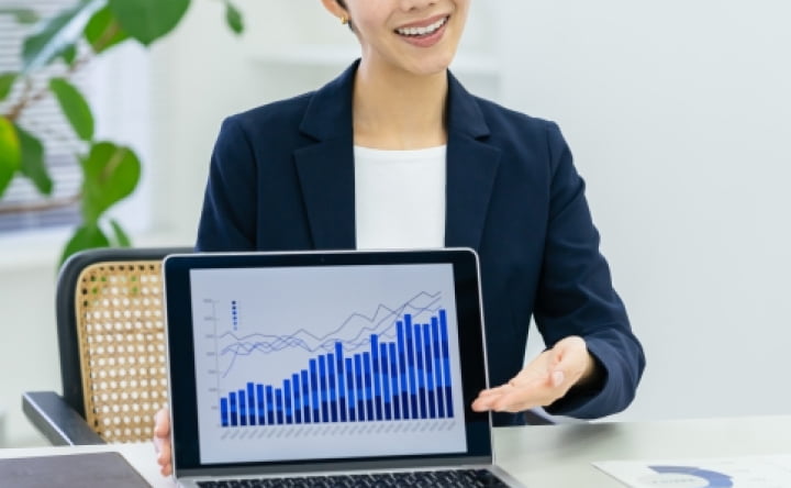 稼働する工場の設備